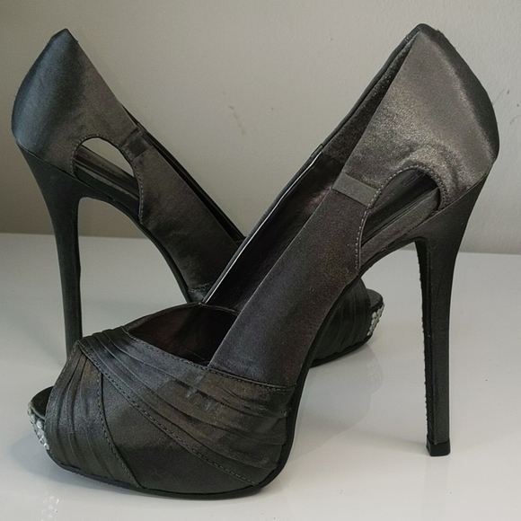 Gray satin pumps with rhinestone details - Picture 6 of 6